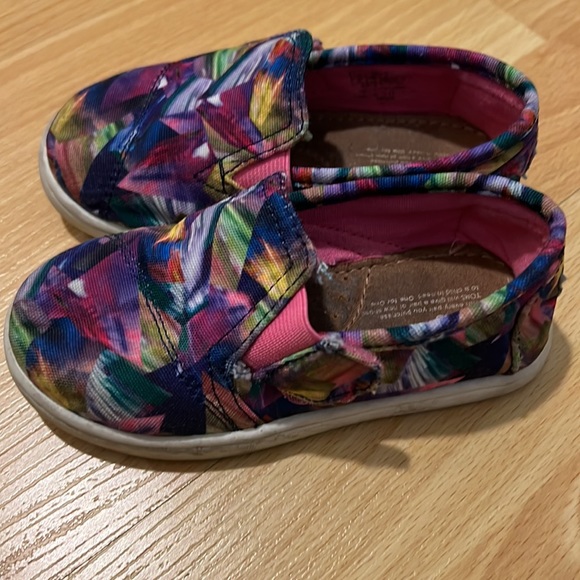Rainbow TOMS shoes in size 8 (toddler) - Picture 10 of 11